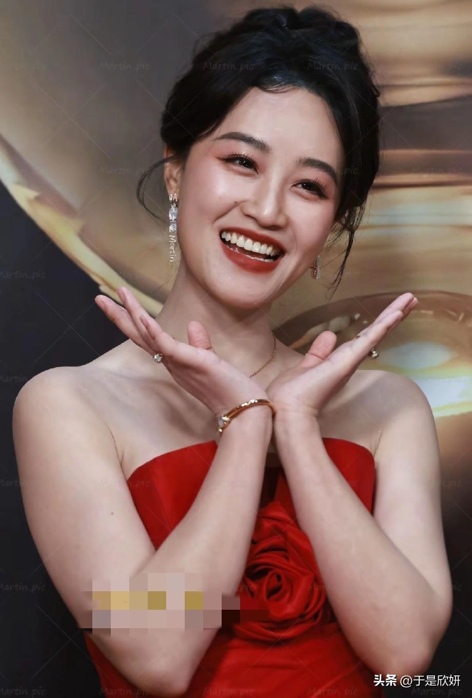 蓝盈莹总给人一种积极向上的感觉，加油[鼓掌]越来越喜欢她，不小家子气，明媚自信大