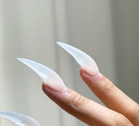 美甲已经进化成这样了吗 所有美甲里最不能get到的就是龙爪美甲，戳一下感觉会痛死