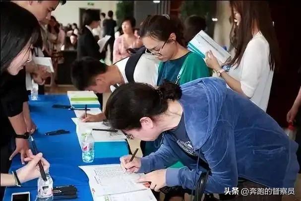 教师行业到底有多内卷？光鲜铁饭碗背后，全是普通人看不懂的残酷
所有人都盯着教师的