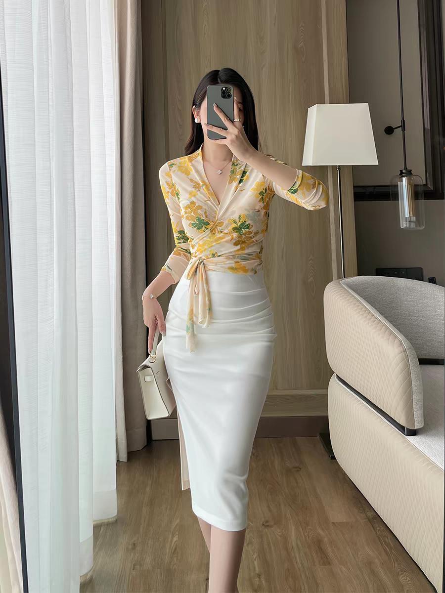 富含女人味的御姐穿搭风。黄色印花v领冰丝上衣➕中长包臀裙，再加上黄白色的搭配，简