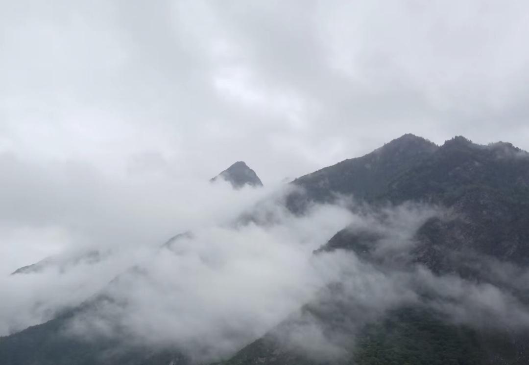 层峦叠嶂，江山秀丽