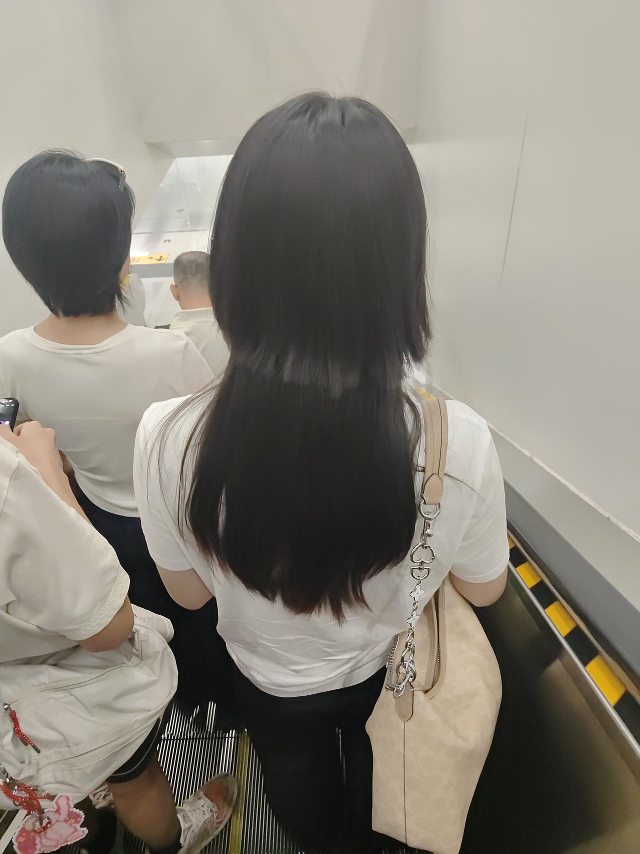 伟大的爱国者屈原同志希望他的同胞人人快乐，人人幸福安康，但他生不逢时，今天会有人