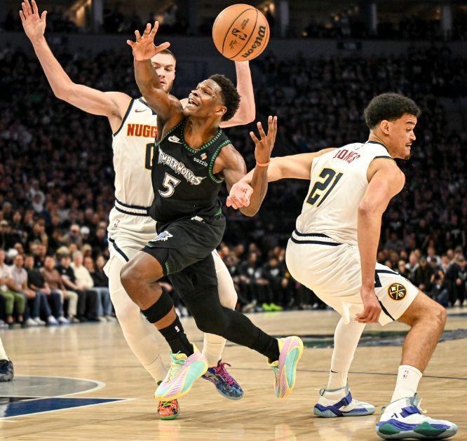 爱德华兹和迪温琴佐伤退

森林狼没了！！

季后赛剩者为王，健康才是王道