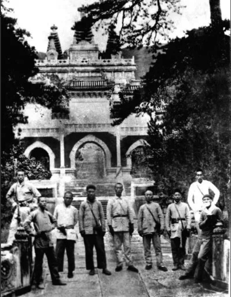 1940年，晋察冀根据地扩大后，部队里的几部电台故障，无法使用。首长们正发愁呢，