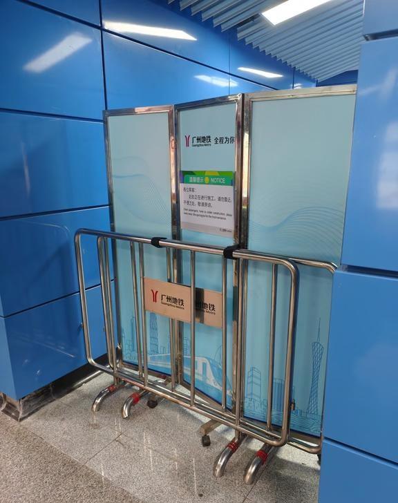 珠江新城5号线站台新搞了一条通道分流吗？
之前坐5号线没发现有这，
留意到地面、