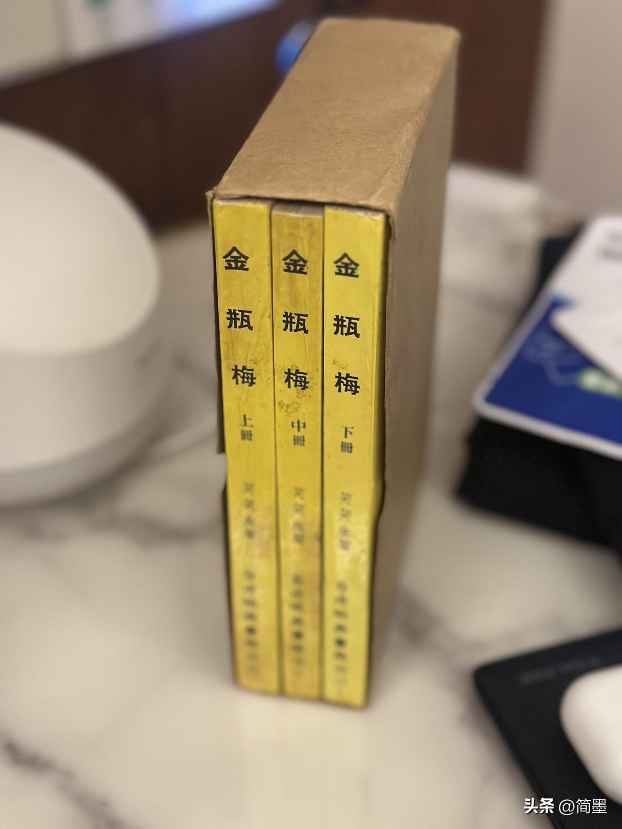 50岁之后读《金瓶梅》，的确能品出比《红楼梦》更浓郁的烟火气。《红楼梦》宛如精致