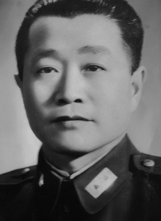 1927年，周恩来意外被抓，随时可能身首异处，但谁能想到，在阴森的审讯室里，那位