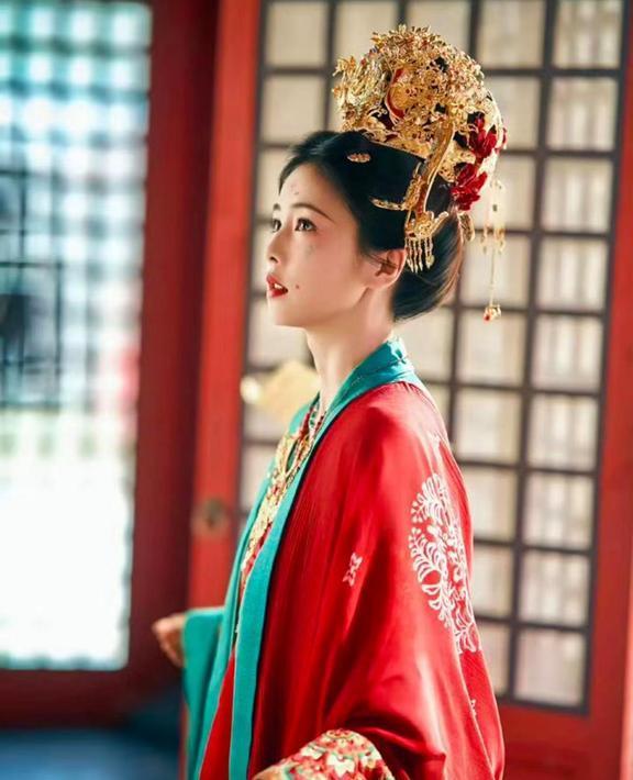 白鹿和《莫离》剧组也挺难的。杨紫的《家业》之前被说磨皮太重，《莫离》像是吸取了教