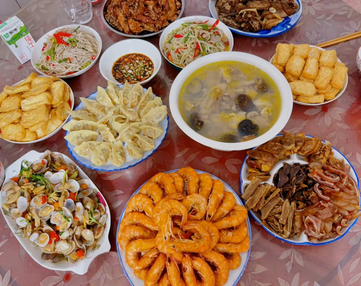 生活也许普普通通，但我们可以把每一餐都过得热气腾腾，在一粥一饭里，藏着对家人最平