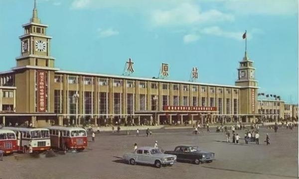 分享老照片故事总感觉山西的老建筑、老公园在模仿北京的建筑似的这。图一是太原火车站