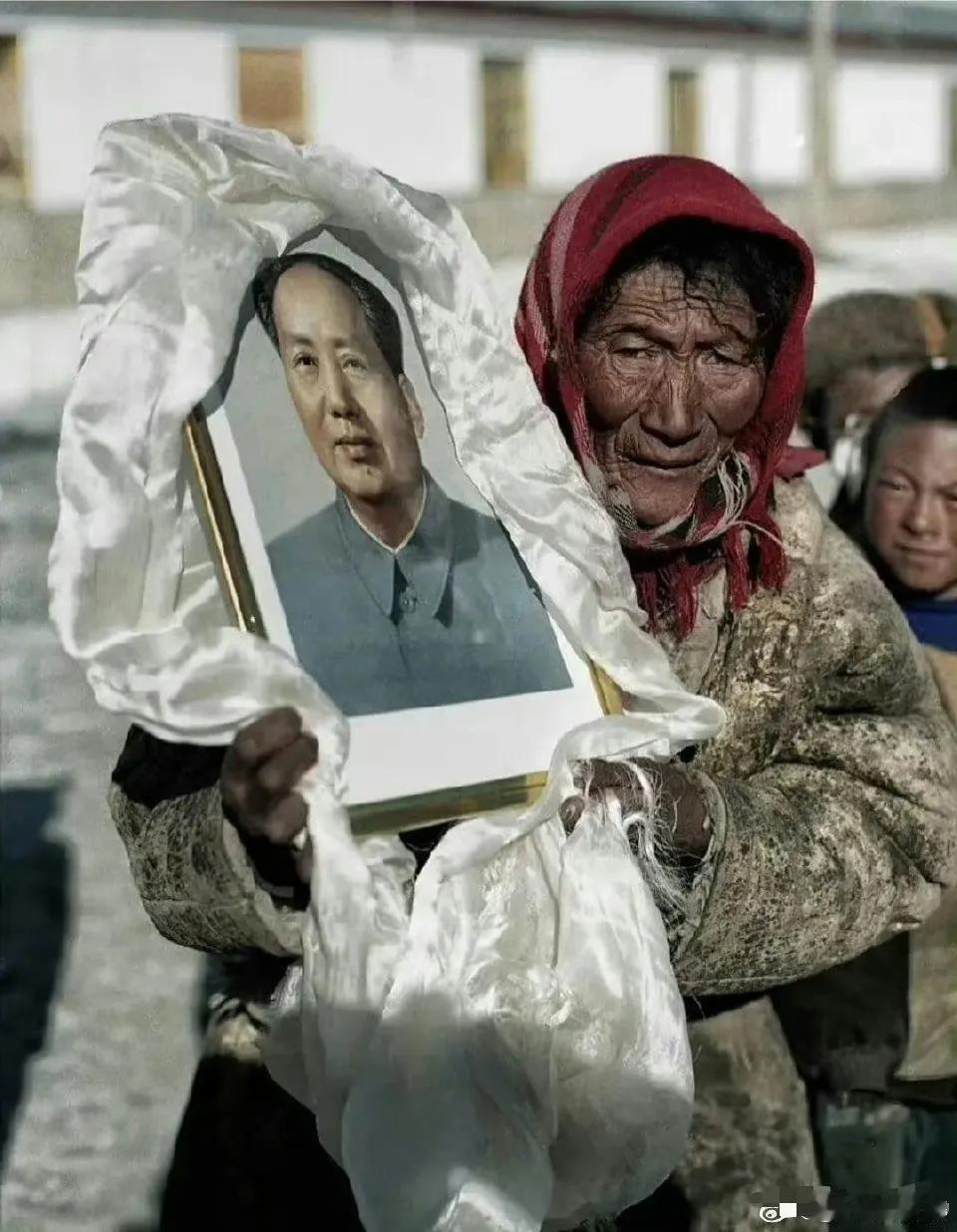 2005年一位藏族老奶奶家里拆迁，搬家时她什么都没拿，唯独这张伟人的照片，被她视