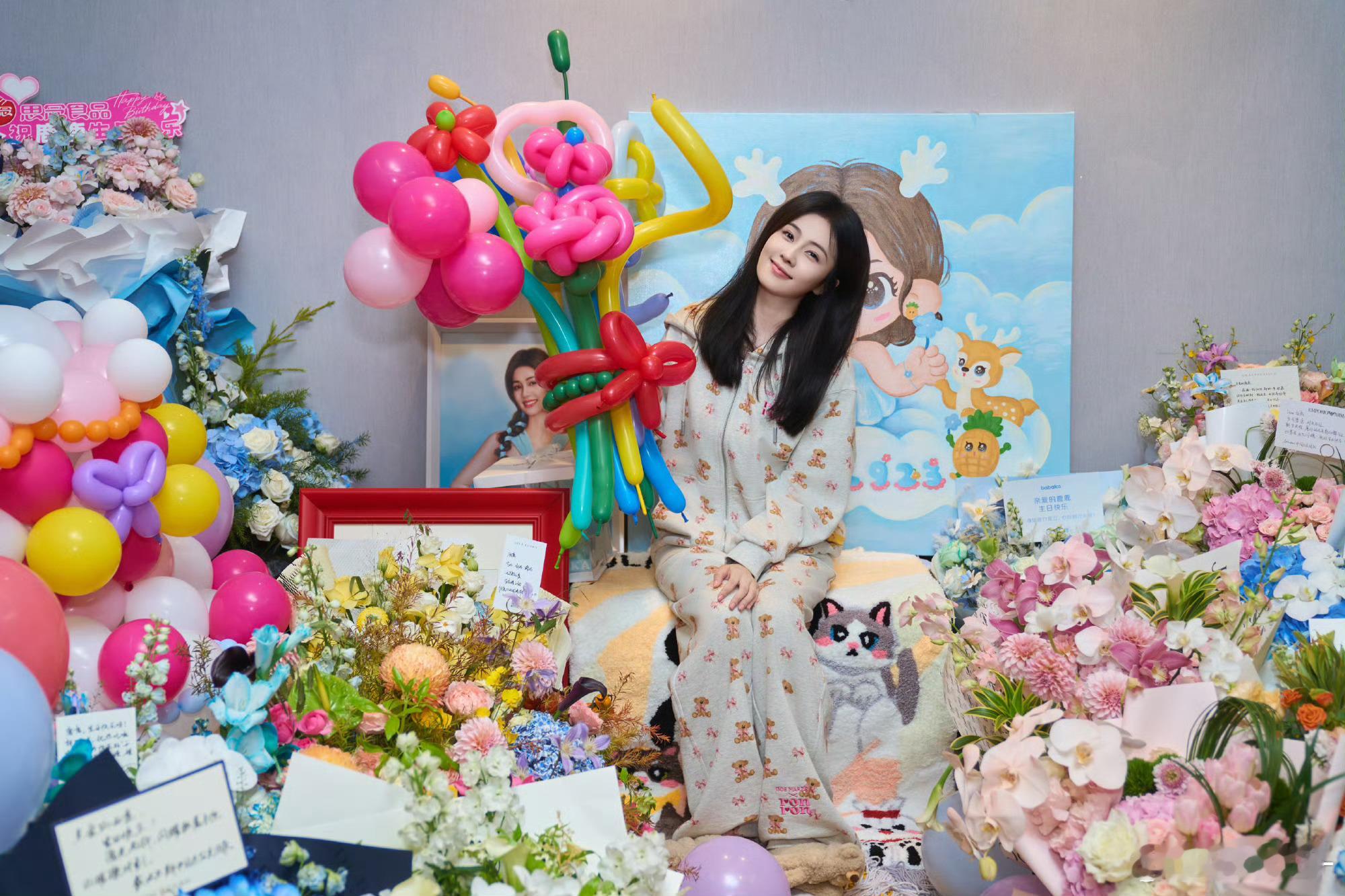 白鹿生日被花包围白鹿被鲜花蛋糕包围了 祝白鹿生日快乐啊！ ​​​