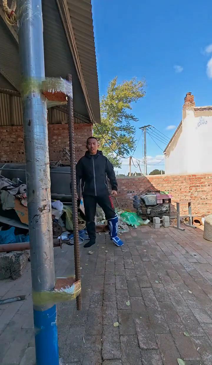 “护具还在，腿先麻了。
”
视频里那条自称“大力金刚腿”的粗钢筋，纹丝不动，主播