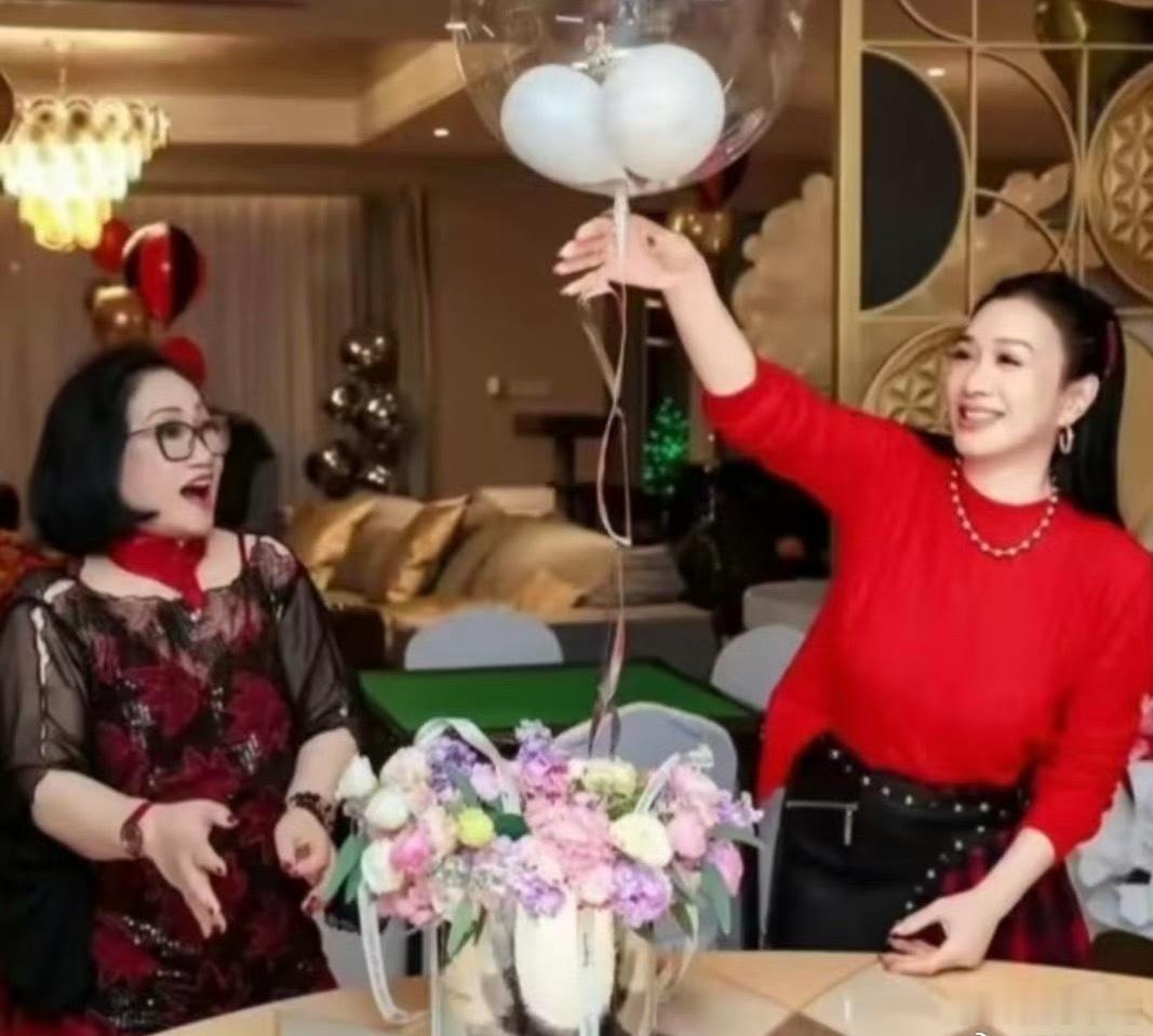 钟丽缇的火锅搭子是78岁的妈妈好和谐啊像姐妹一样，这样的母女相处模式太少了，有个