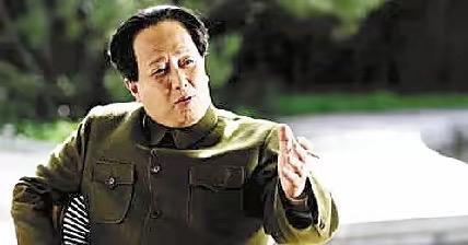 很多人认为唐国强扮演的毛主席很像，其实一大部分人都是年轻人，对毛主席没有深刻的印