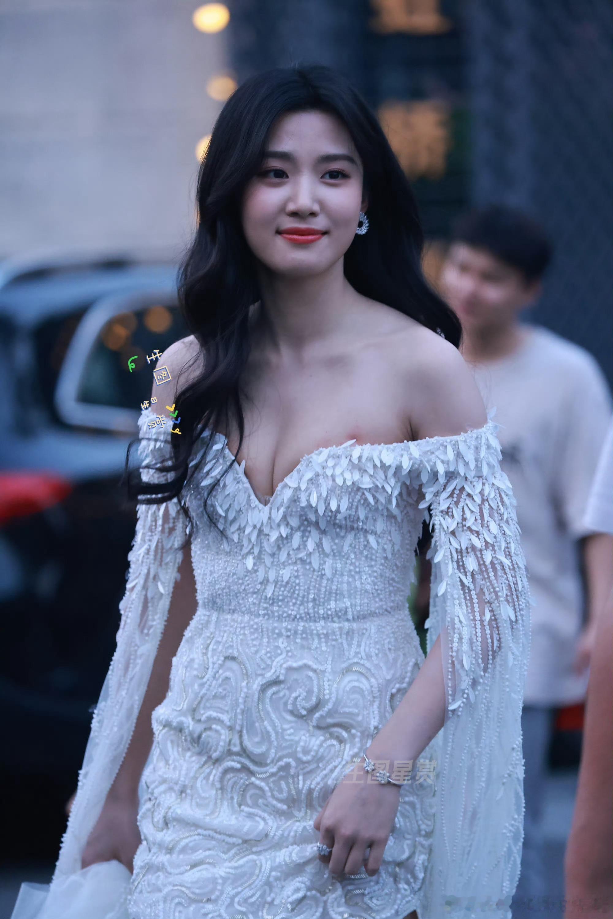 卢昱晓机场被人敲头卢昱晓婚纱造型 ​​​