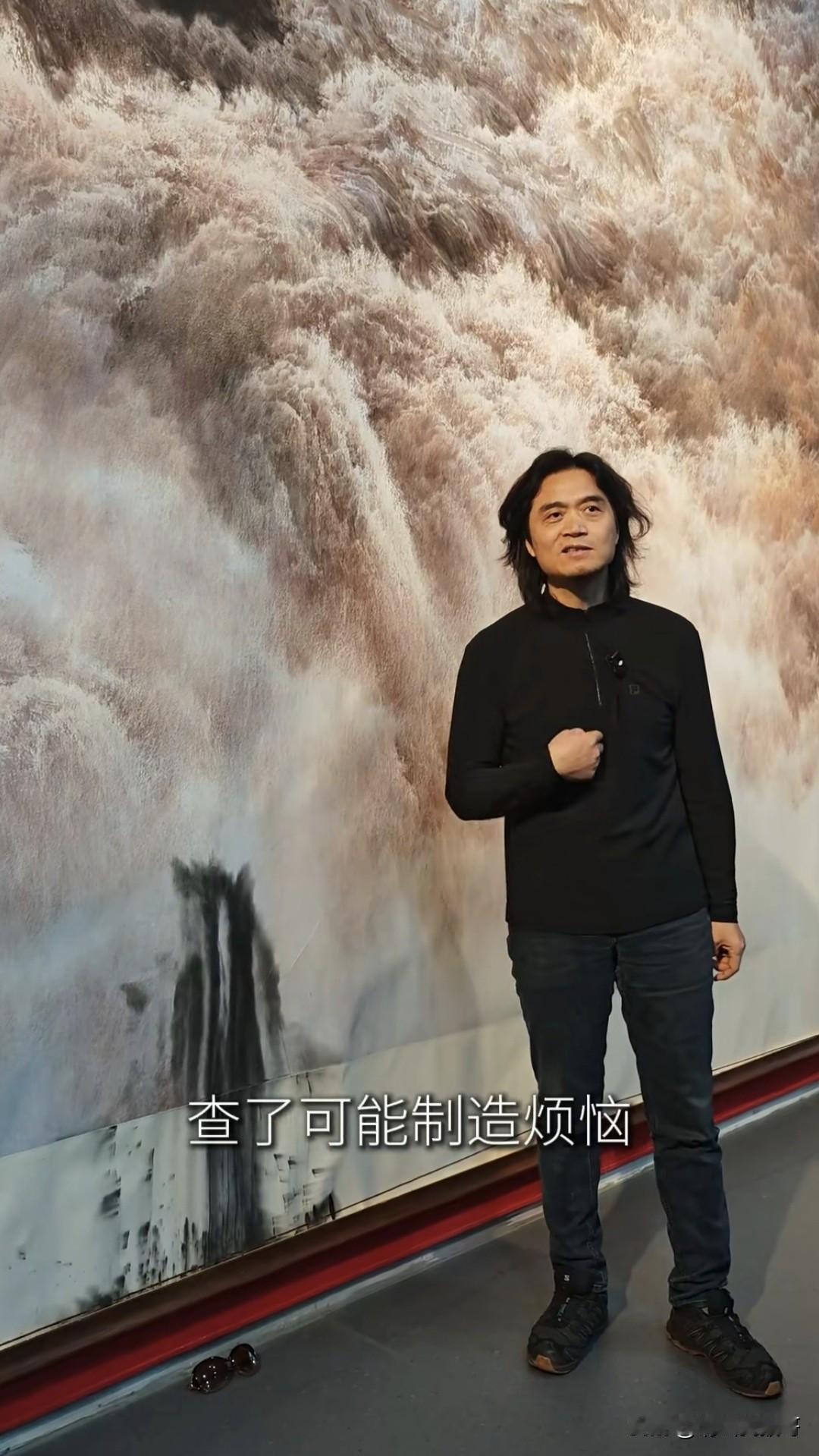 这位画家我不认识，但他这幅弄脏了画最近很出名，从他的言谈中感觉他是个很有格局的人