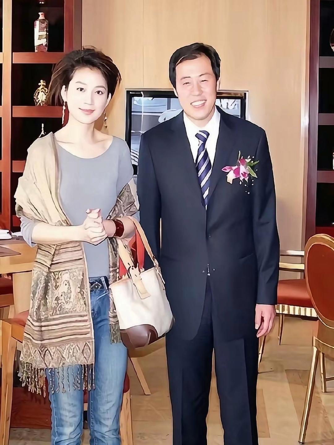 九十年代，王小丫与丈夫吕成功的同框留影。镜头下，王小丫一身浅调休闲穿搭，披肩搭配