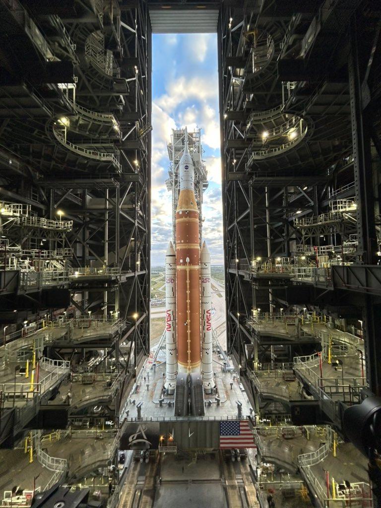 清晨，美国佛罗里达州肯尼迪航天中心的巨大装配大楼缓缓开启了它的舱门。在这个海风咸