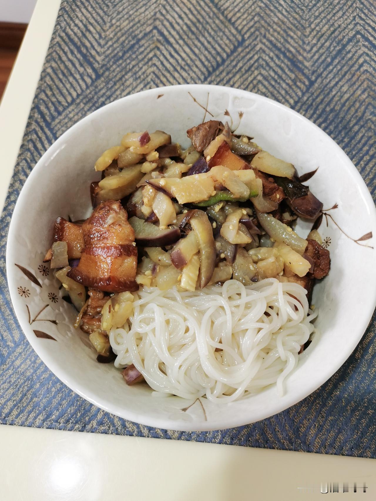 室友买的螺蛳粉，在宿舍拆开煮。
另外三个躲在楼道不敢回去，跟宿管阿姨举报隔壁宿舍