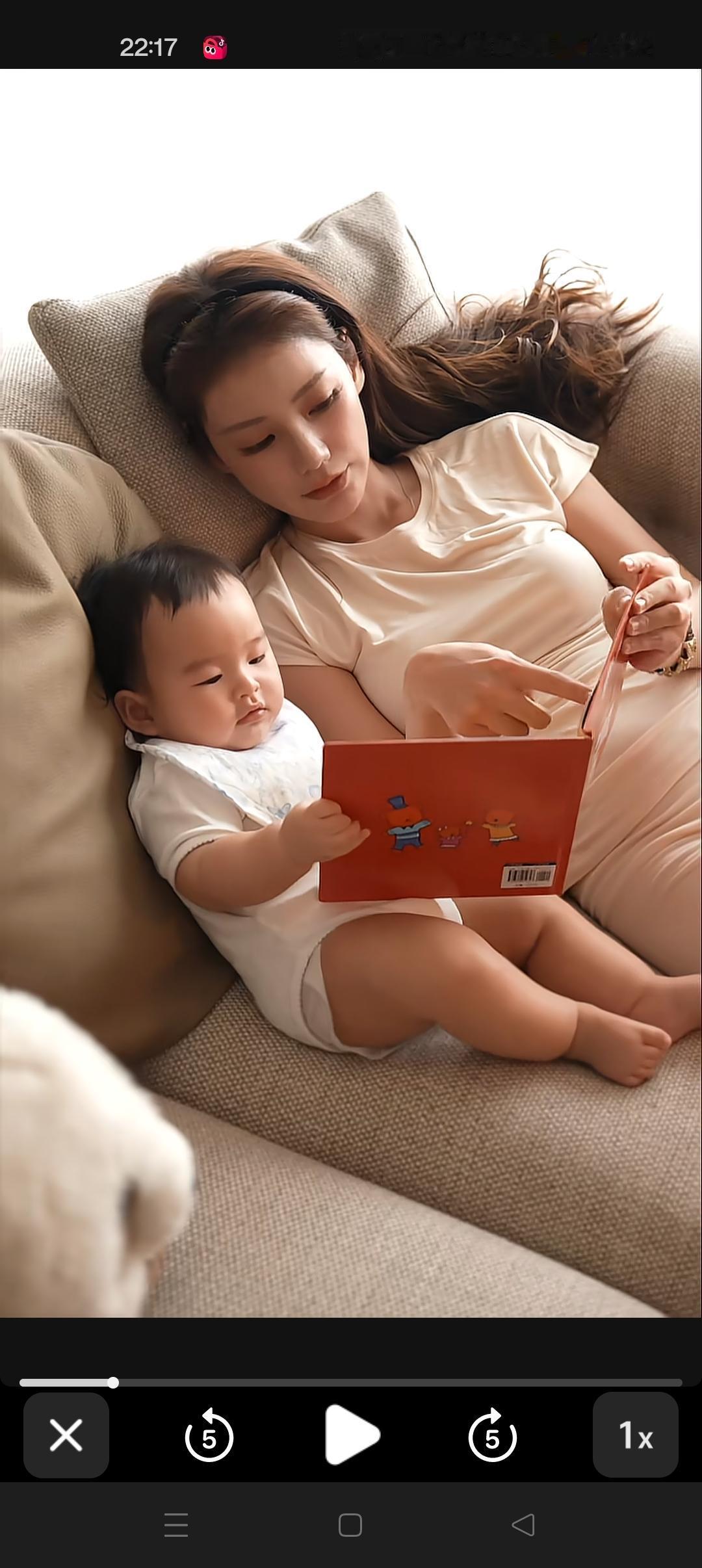 妈妈陪小汪宝阅读😍


小汪宝学的好认真啊！


这么小就是爱学习的小宝贝，未