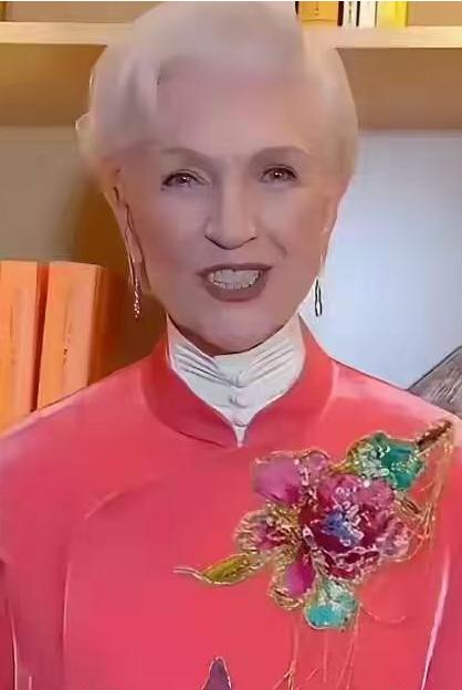 世界首富马斯克的母亲梅耶，在社交媒体上，公然表态：中国在公路、隧道、建筑、基础设