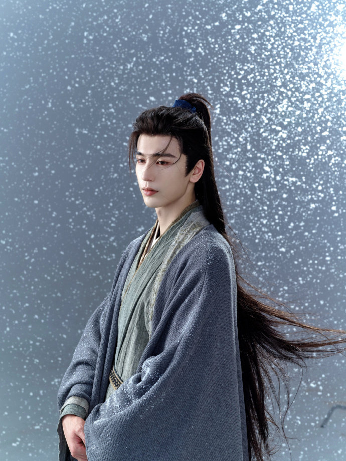 张凌赫逐玉定妆花絮照 张凌赫逐玉定妆花絮照，仙气飘飘的谢征啊~ 