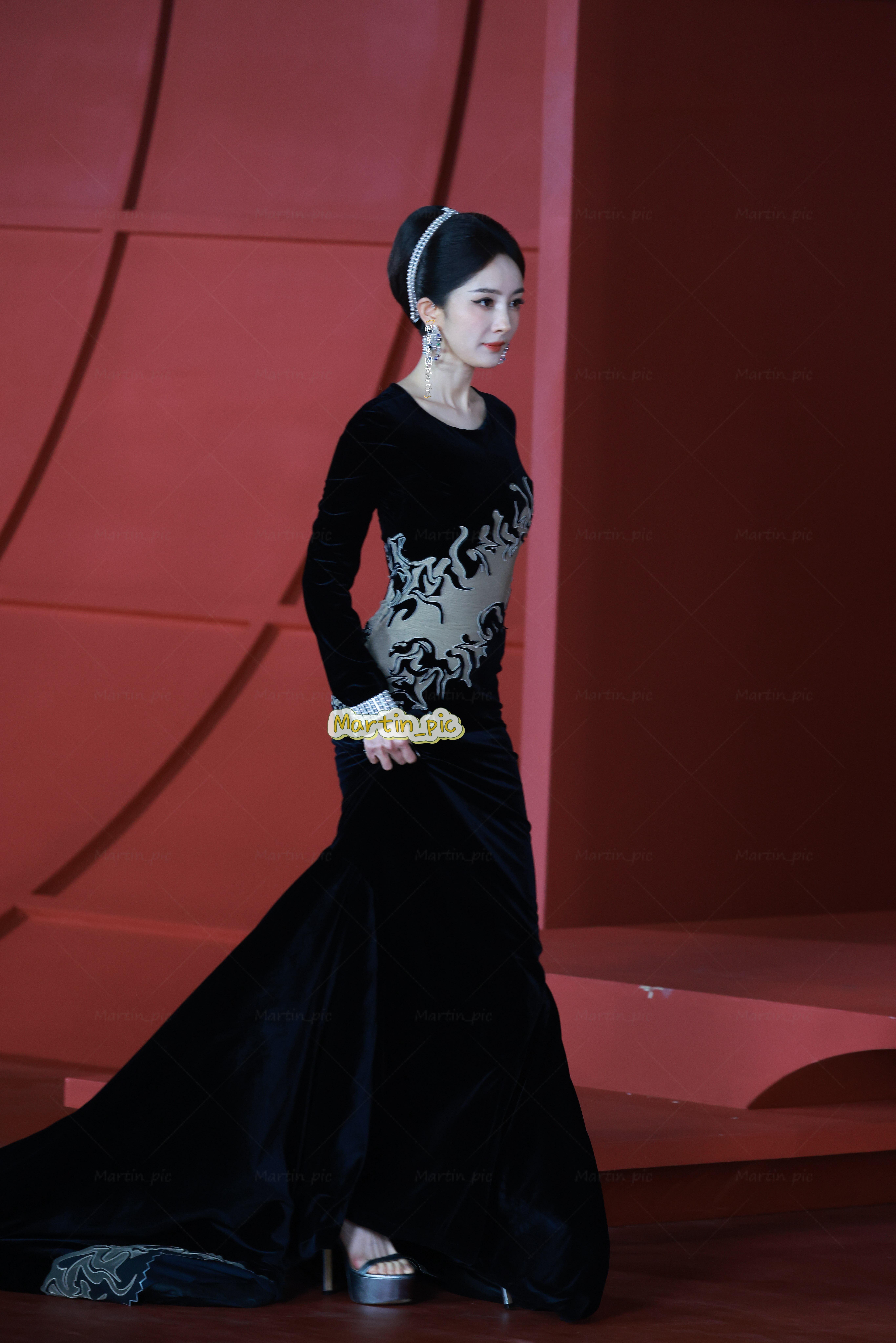 杨幂2026时尚芭莎盛典红毯生图整理，朋友在现场拍的📷杨幂赤脚戏水