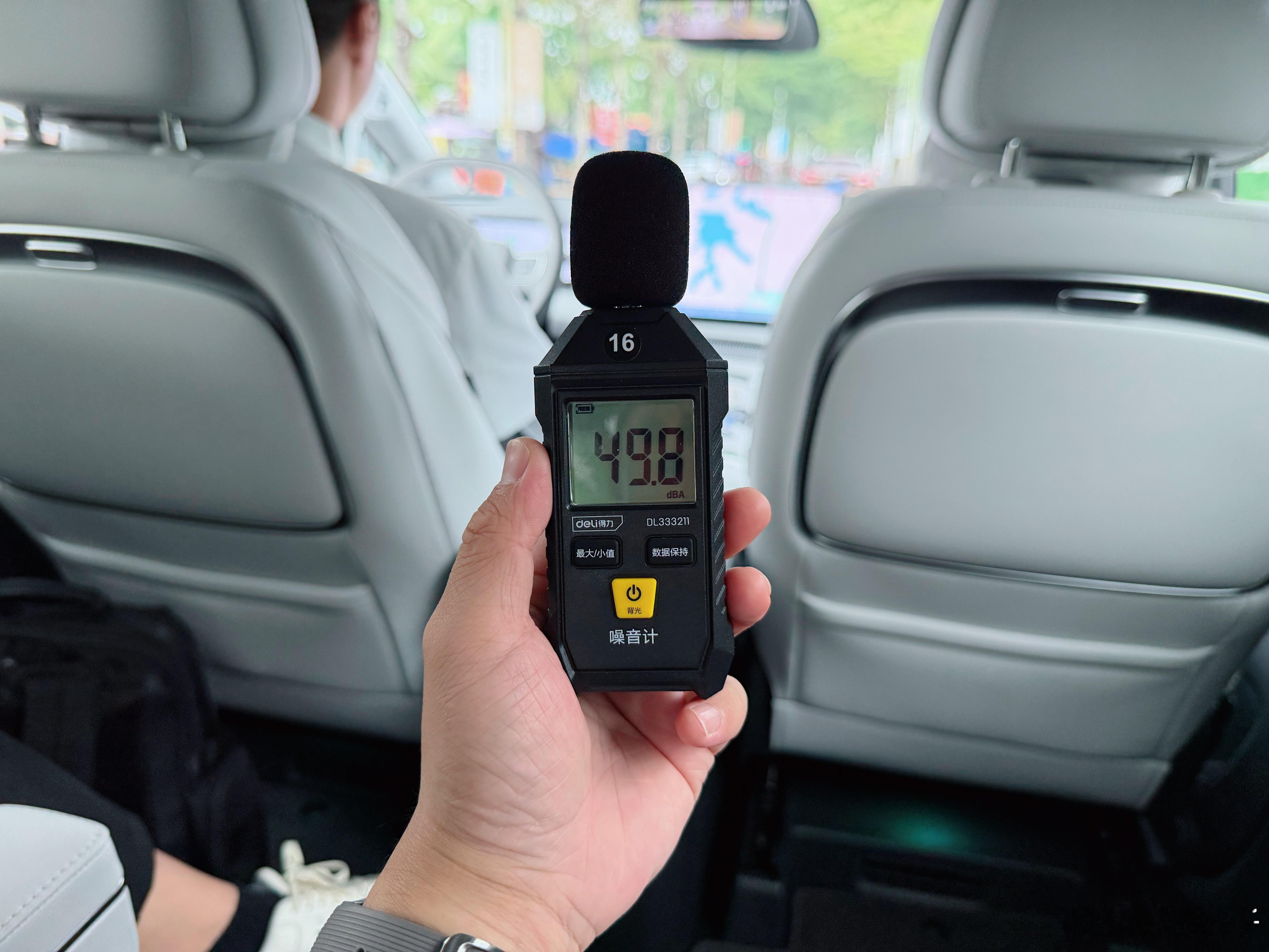 小鹏新X9的隔音比老款有很多提升现在高速120KM/h后排小声聊天也可以听得清好