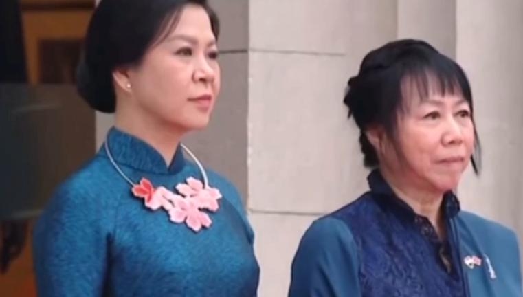 5月29日苏林夫妇出席新加坡欢迎仪式，越南第一夫人吴芳璃脖子里佩戴的花朵项圈超惹