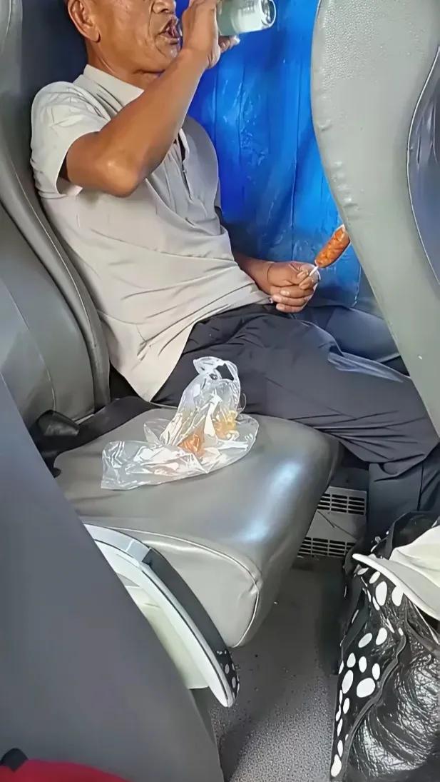 大爷上车，一瓶小酒，一根火腿肠，喝的一路看的我直馋。人不在有多少钱而在于自己自享