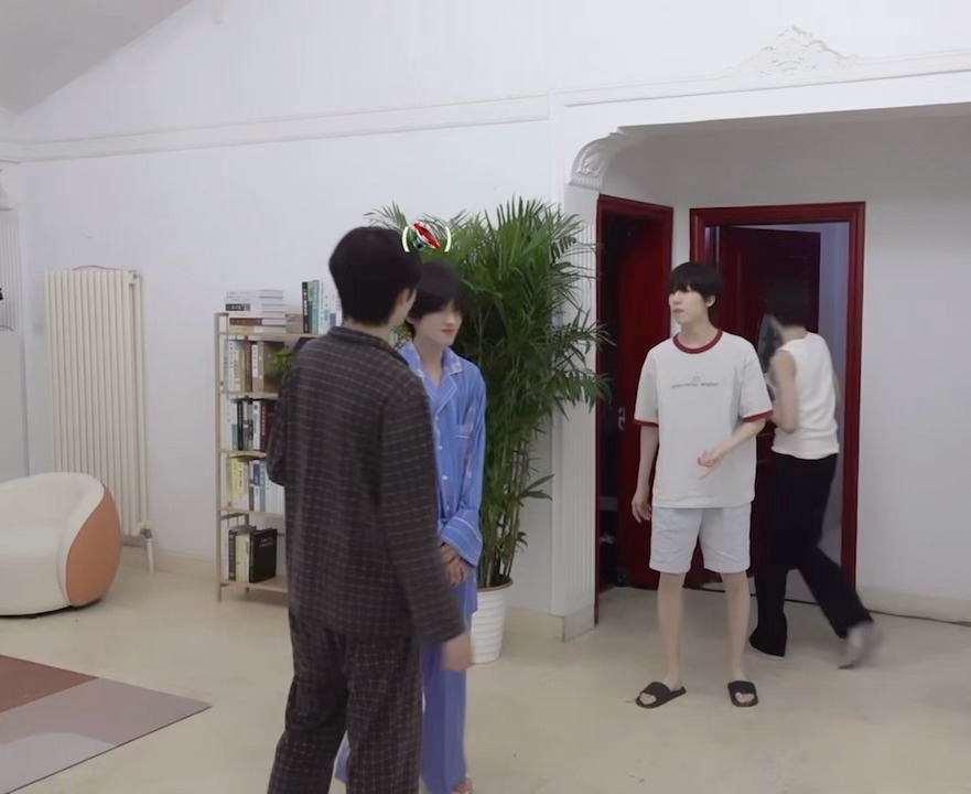 感觉是那种把人惹生气然后假装说女神管他们的那种人…… 
