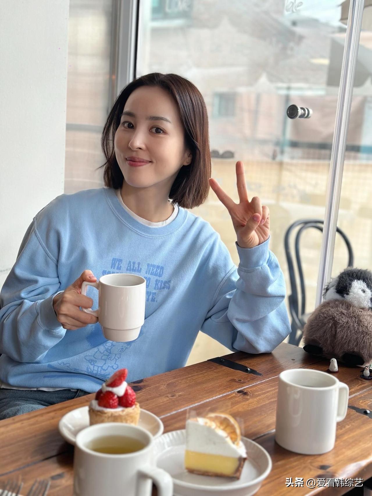 18日，演员韩惠珍在Instagram上传了多张照片，并写道“黄油年糕真好吃。”