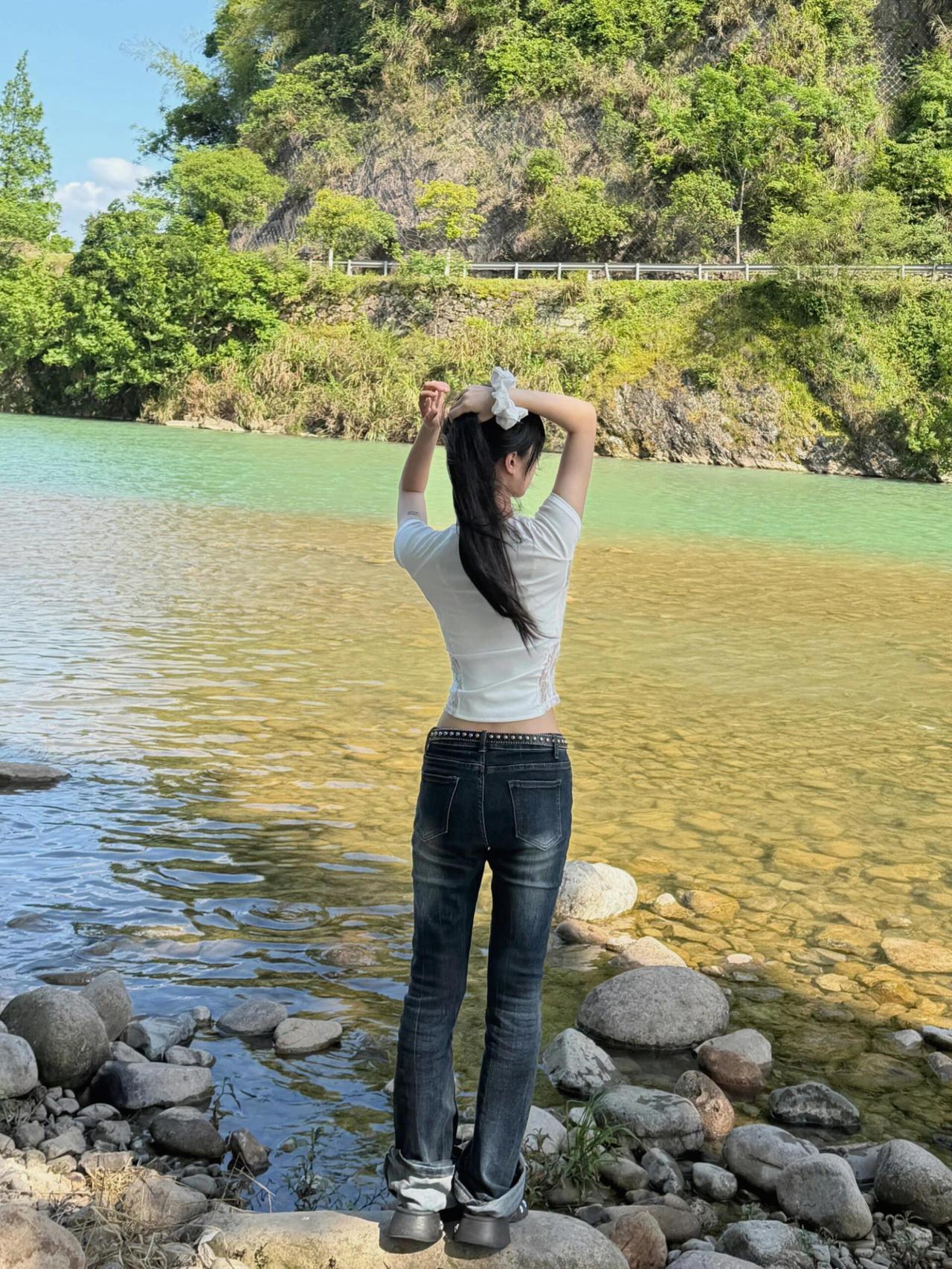 日子是自己的
不必活在别人的眼里

花开时，就欢喜
花落时，也不必叹息

你仔细