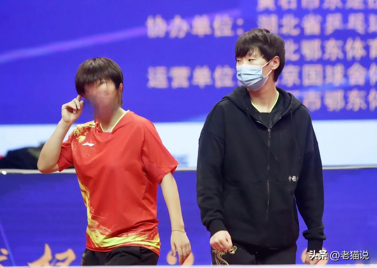 王曼昱输球却意外圈粉！4 - 2输给孙颖莎后，她背着包低头利落整理发型，那模样就