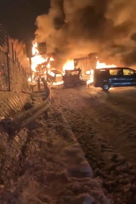 【黑冰引发灾难——日本高速公路发生最大规模车祸】日本关越高速公路因路面结冰，导致