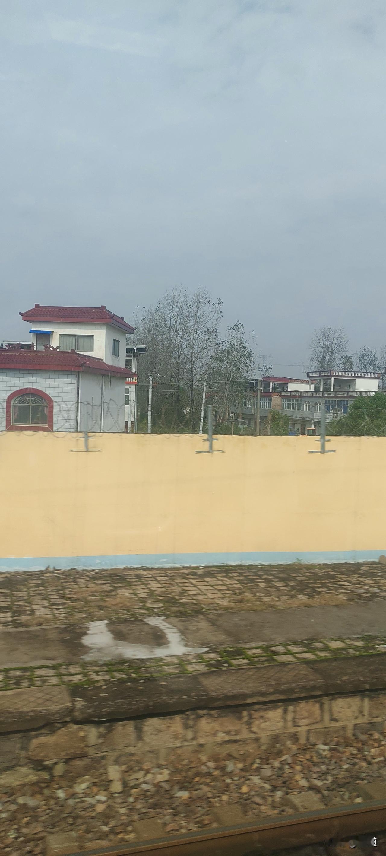 感觉非常好，没有任何不适。
反倒是以前白天上班，感觉特别累。
看来我属于夜猫子的