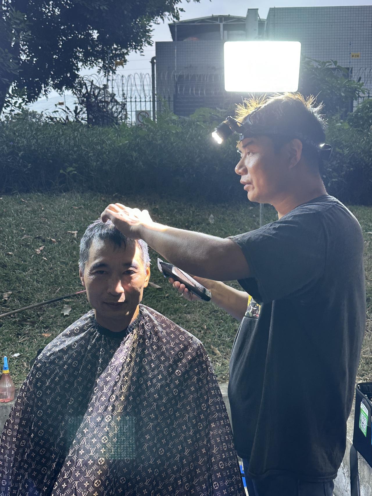 生活还得有门手艺，走到哪都不怕，一个头灯，一把剪刀就有饭吃。
排队剪头发的人还不