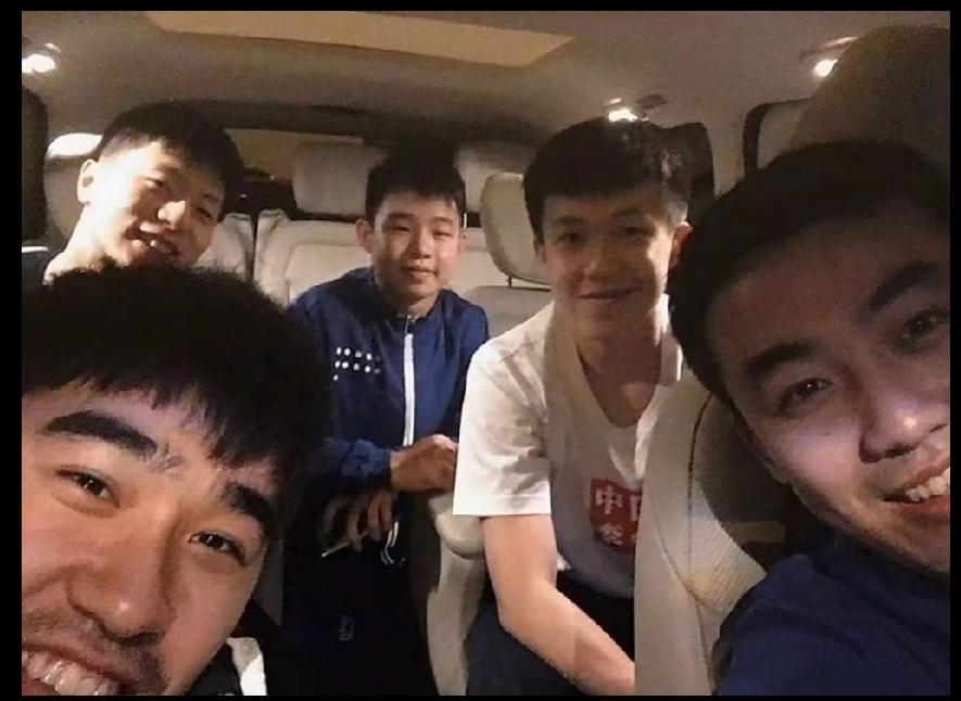 一张很珍贵的车内老合照，穿白色T恤的王楚钦，满脸青涩的少年模样。
 
和队友们挤