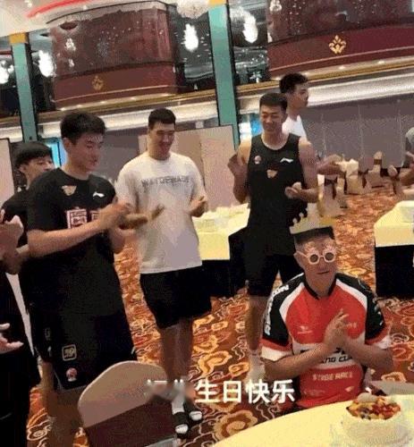 昔日一个庆生离场、一个场边挨骂！两大弟子爆发打脸，原来不是球员不行，是用人思路错