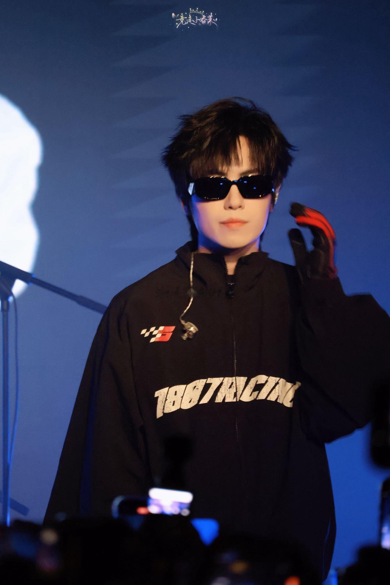 梓渝魏宏宇巡演隔空同框 镜头扫到梓渝时，他手里还攥着上次当嘉宾时的应援物，瞬间被