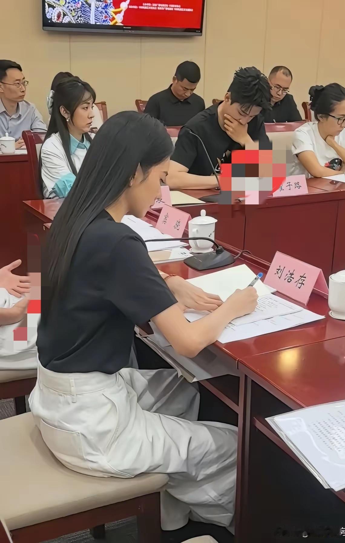 这孩子的认真劲，告诉大家她是一个清醒女孩！[赞]