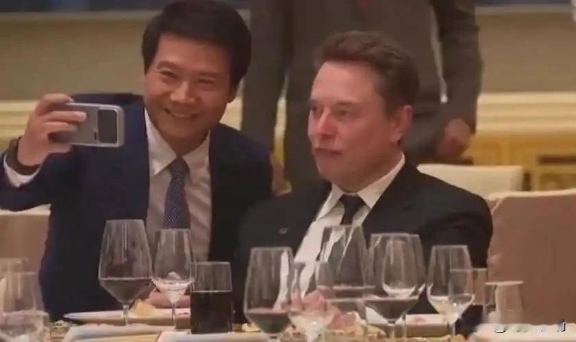 差距依旧明显！
此次在人民大会堂举办的国宴上，情形一目了然，基本上都是中国企业家