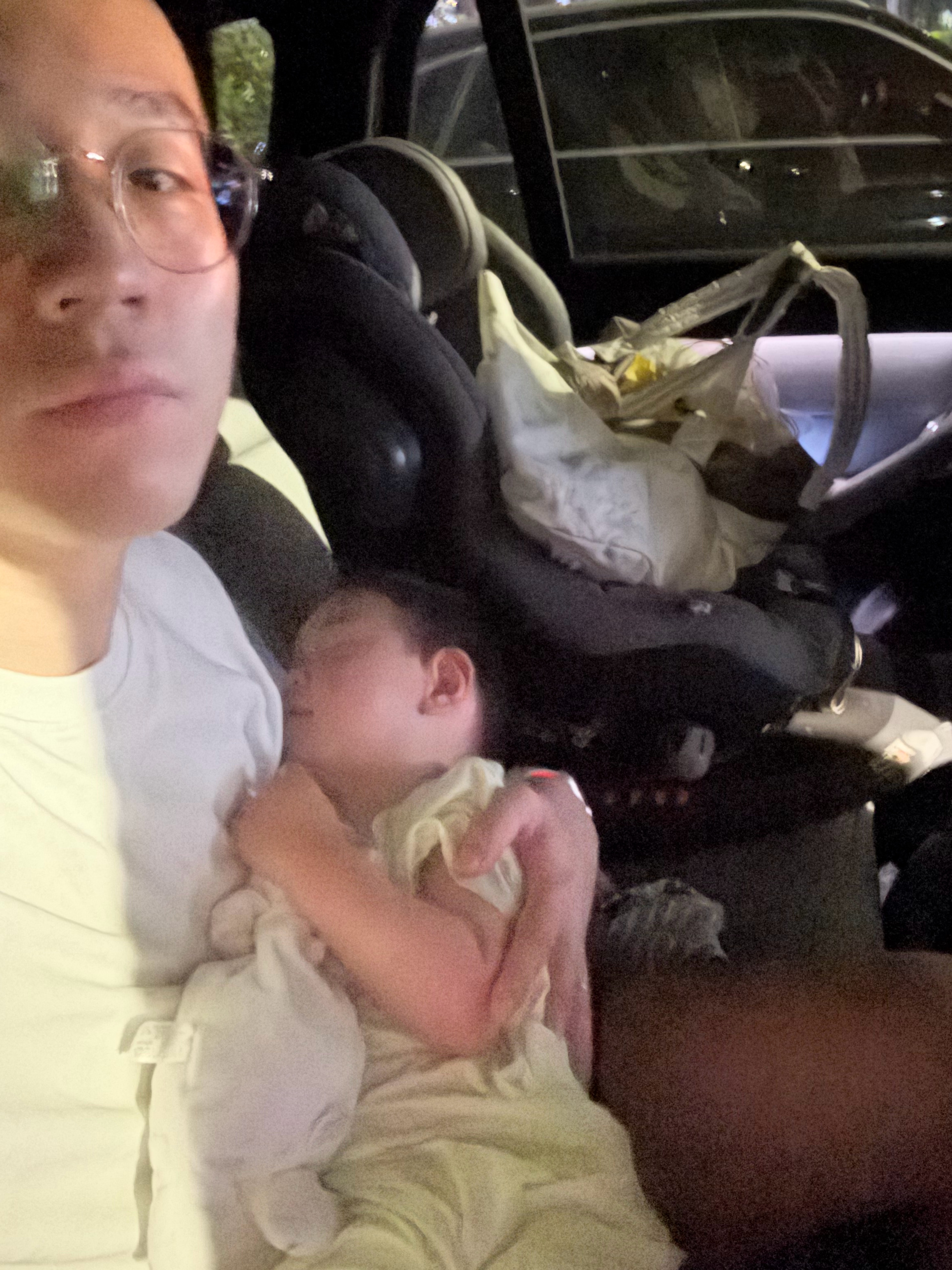 养娃不易啊，一整天不睡觉，晚上一往床上放就鬼哭狼嚎，涕泪横流，后来开车兜风直接睡