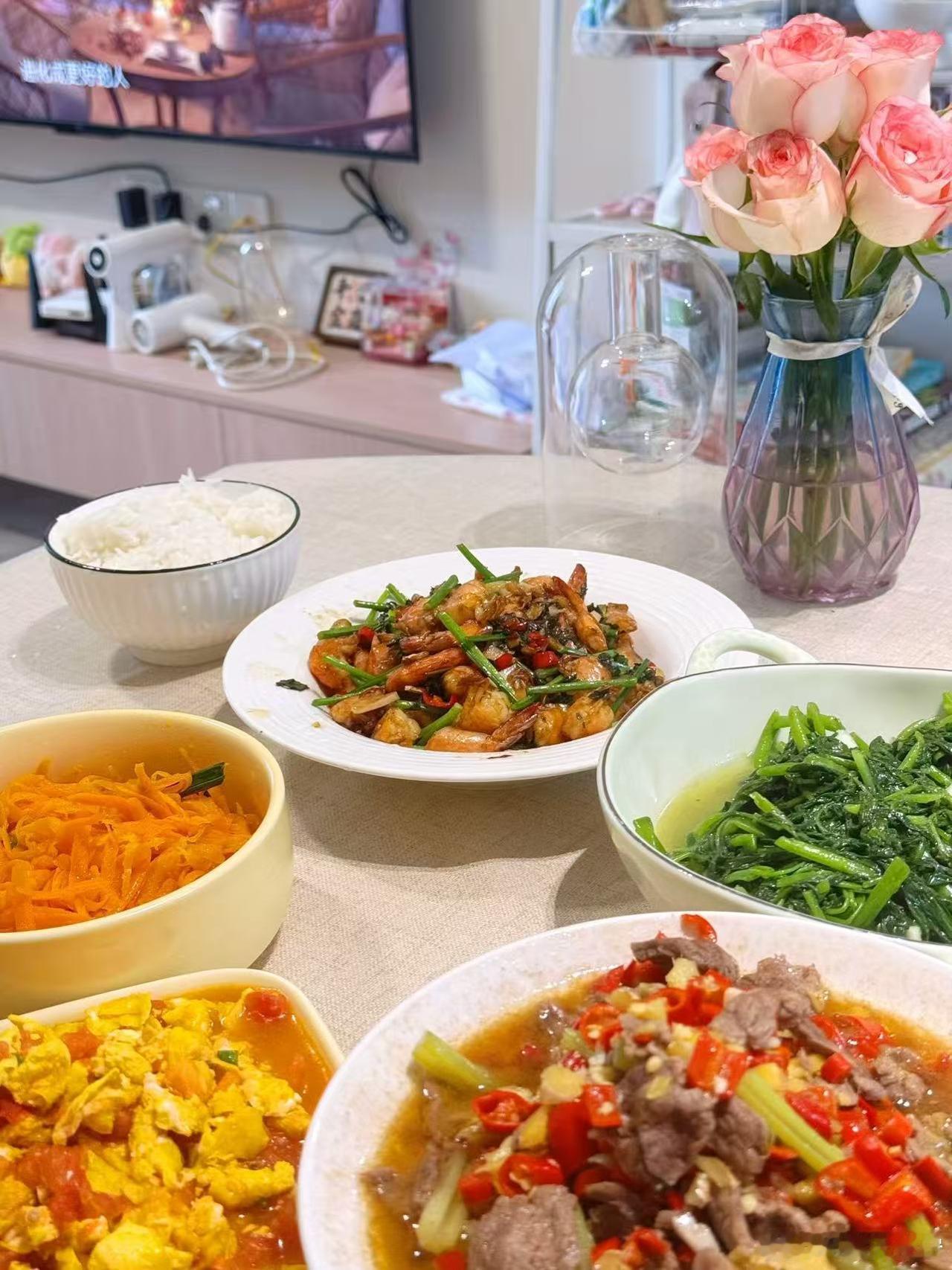 今日菜单：爆炒大虾 + 小炒黄牛肉 + 番茄炒蛋 + 清炒时蔬…… 