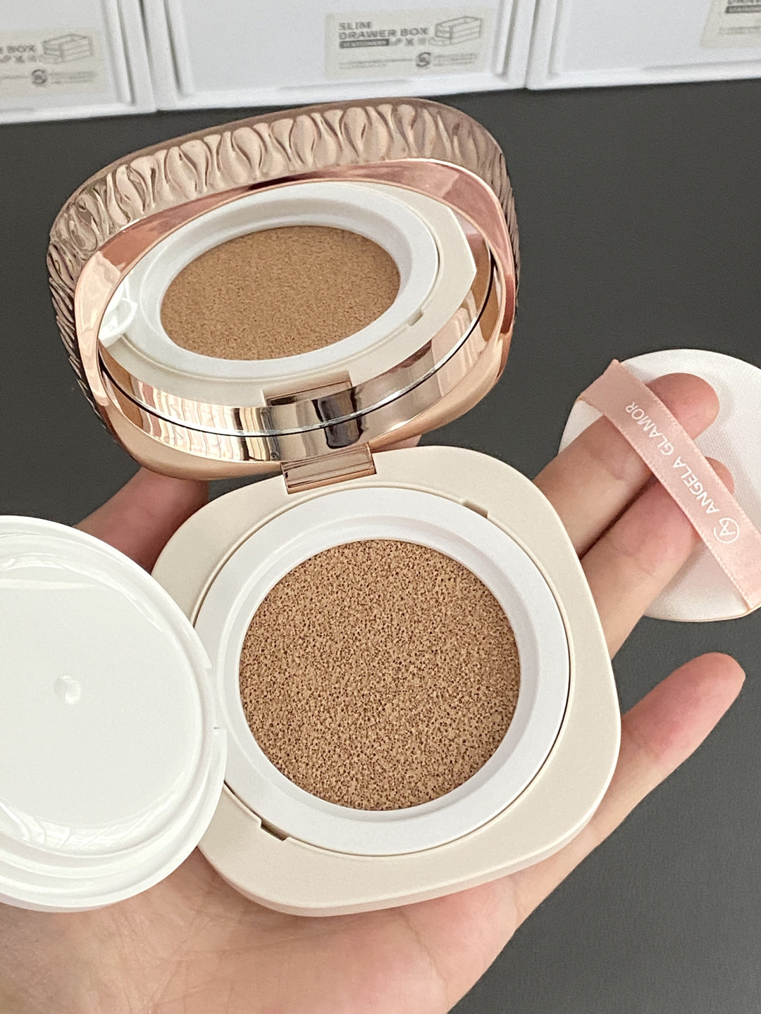 看我挖到了什么神仙气垫！又润又遮！真的有被这款气垫惊艳到！质地很轻薄！涂在脸上自