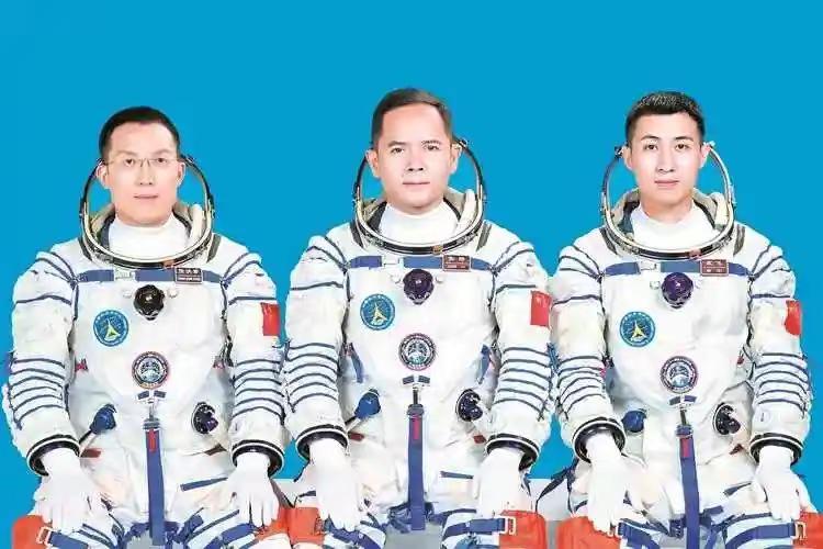 时隔七个月，再次迎接神舟二十一号飞行乘组凯旋中国航天员