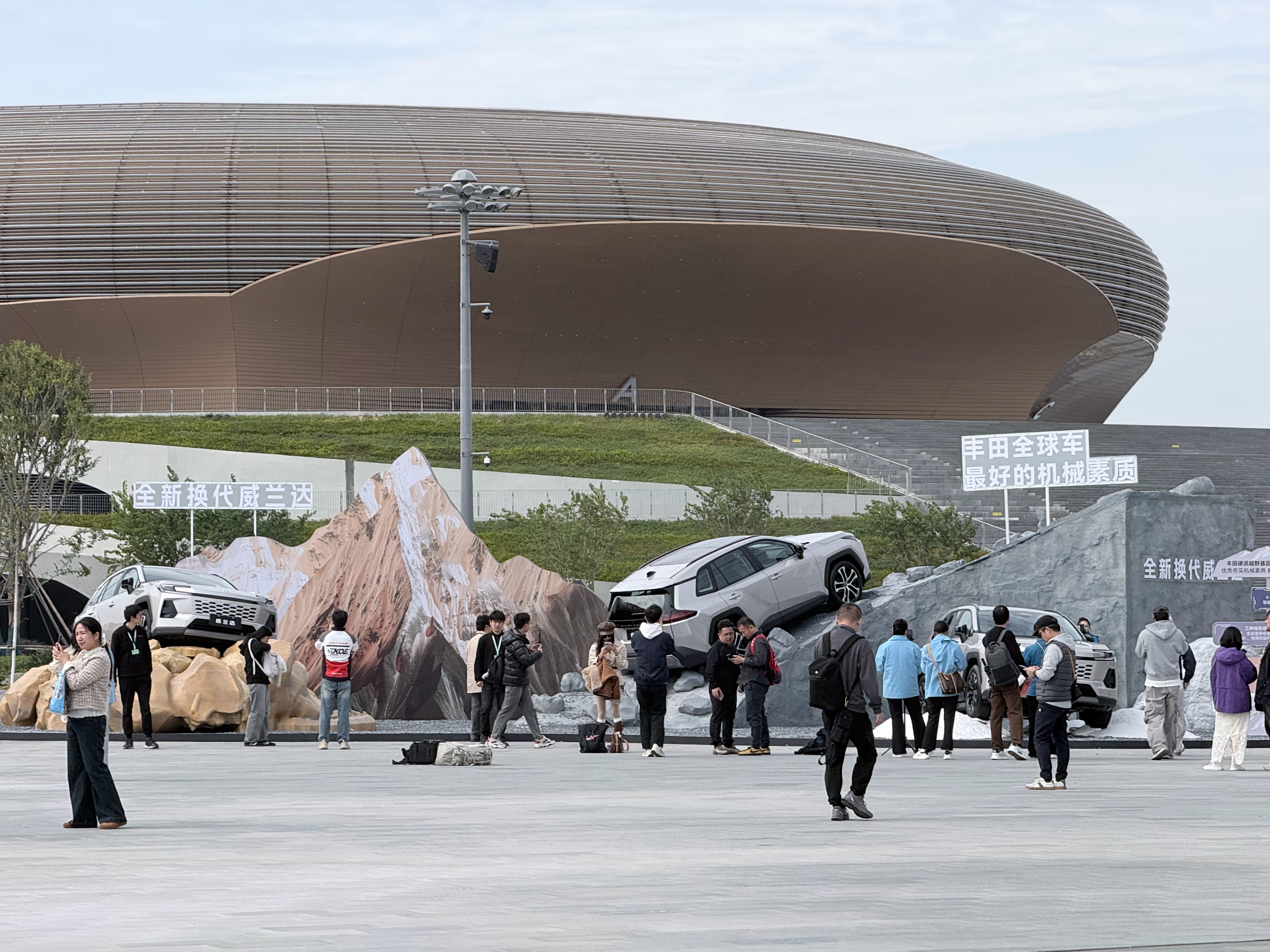 广汽丰田在24小时内连开两场发布会！既有“20万内混动首选”的全新威兰达换代，又