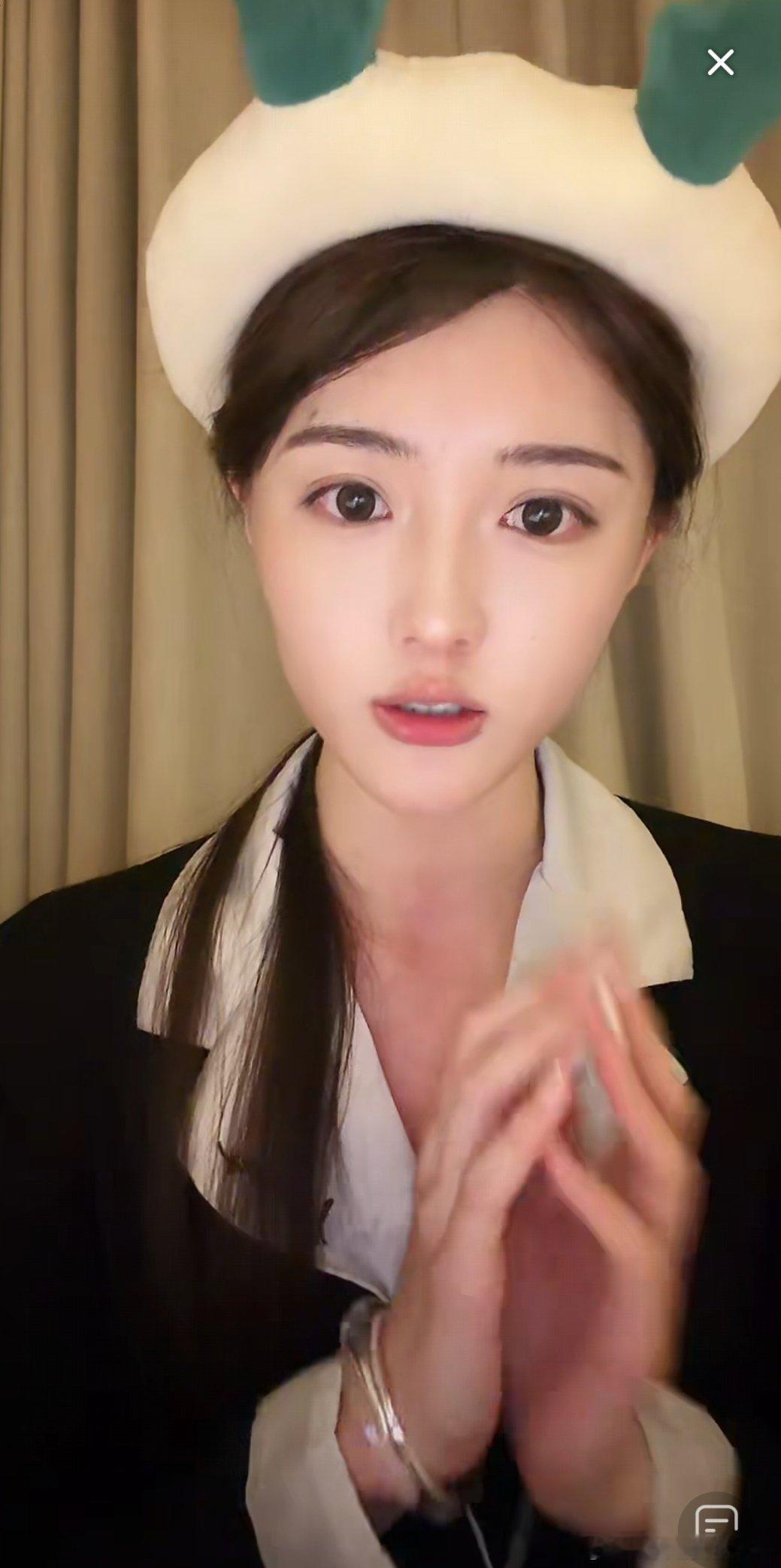 包洁仪直播回应，账号之前不归自己管理，这个号以前有主人作品没删而且是签约赵露思之