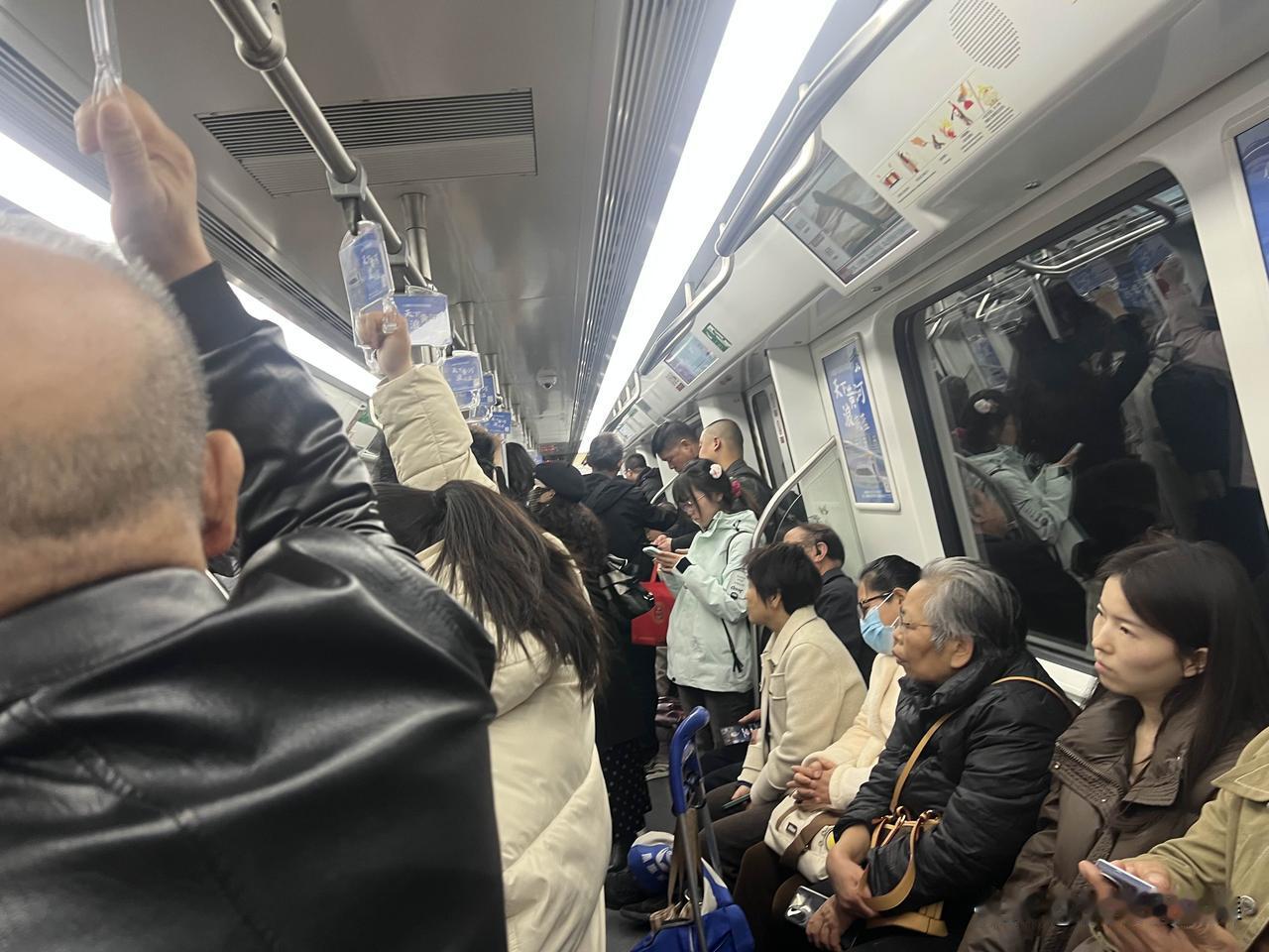 洛阳地铁被洛阳大多数人喜爱


2月24日，下午两点半，既不是周末，也算不上高峰